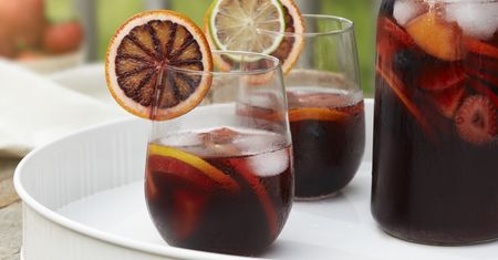 Najpopularniejszy napój w Hiszpanii. Przepis na pyszną sangrię