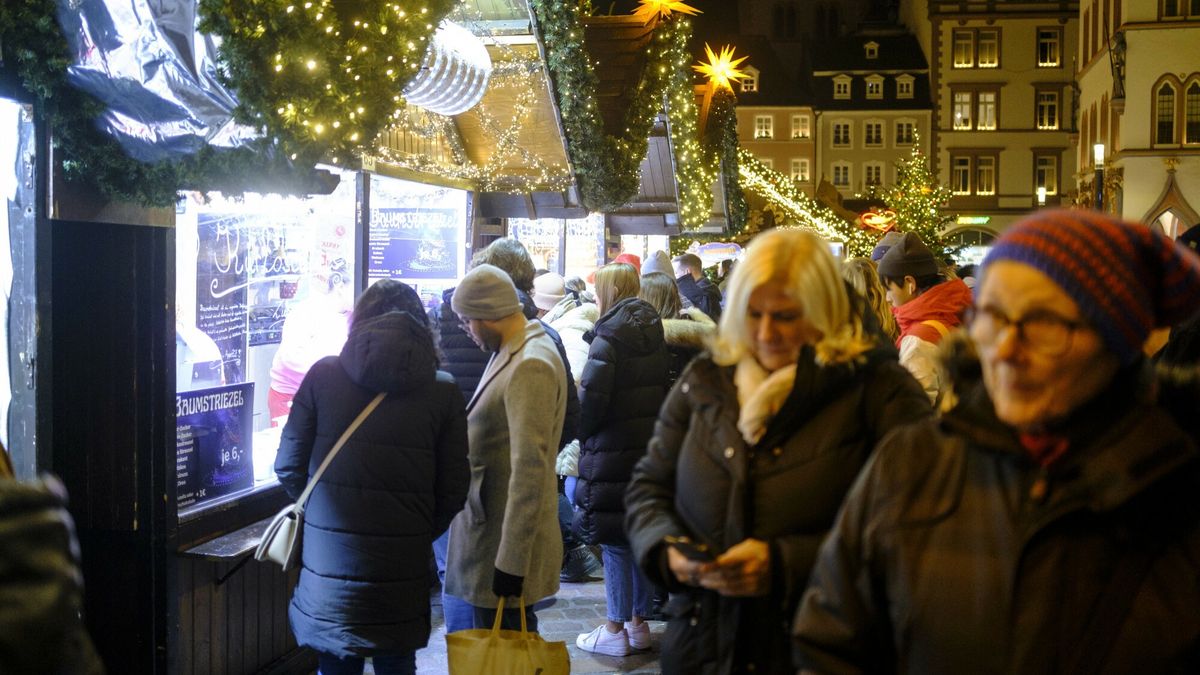 reporter_baza_2022-12
TRIER, RHINELAND-PALATINATE, GERMANY - DECEMBER 10: People enjoy the Christmas market on December 10, 2022 in Trier, Germany. For the 42nd time and for almost five weeks, the lovely Christmas market takes place in a magical Christmas village in the Hauptmarkt in the Oldtown of Trier.

fot Thierry Monasse/REPORTER
Thierry Monasse/REPORTER