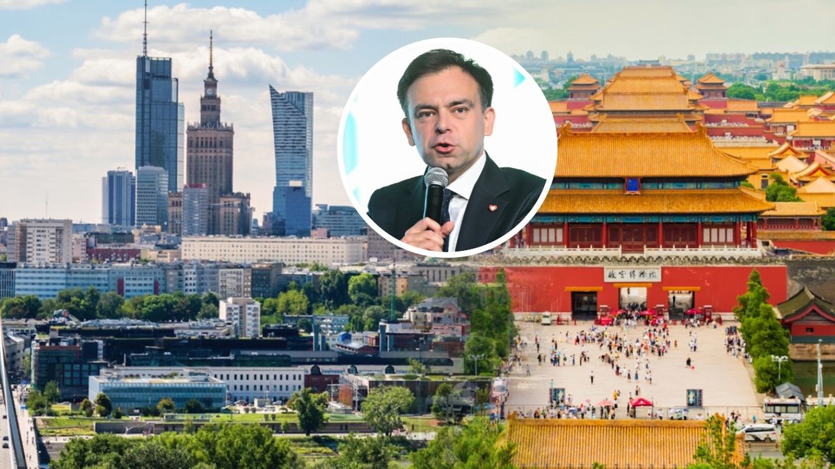 Panorama Warszawy i Zakazanego Miasta w Pekinie, w kółku Andrzej Domański