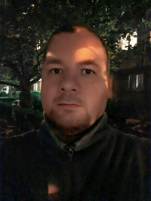 Nocne ujęcie bez światła dodatkowego w trybie nocnym oraz auto