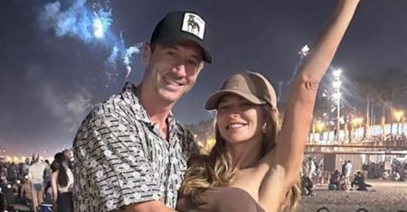 Anna Lewandowska w objęciach Roberta Lewandowskiego pozdrawia z nocnej imprezy na plaży w Barcelonie: "AMAZING" (ZDJĘCIA)