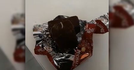 Robak w popularnych czekoladowych cukierkach na wagę