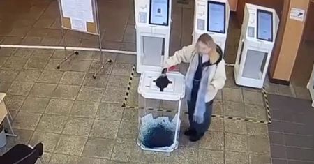 Kolejne incydenty w Rosji. Zniszczyła wszystkie karty wyborcze