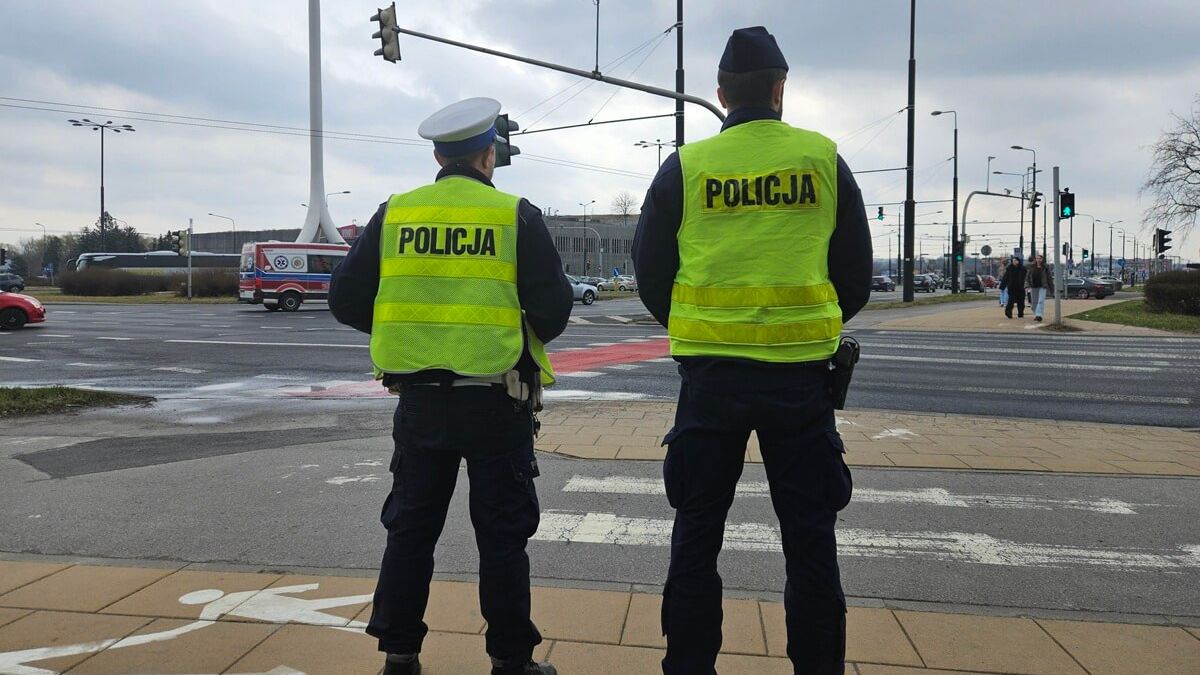Policjanci przy rondzie Dmowskiego z flagą