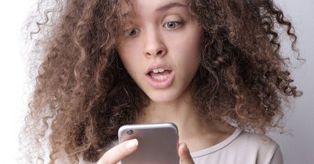 Często sięgasz po telefon? Możesz mieć problemy