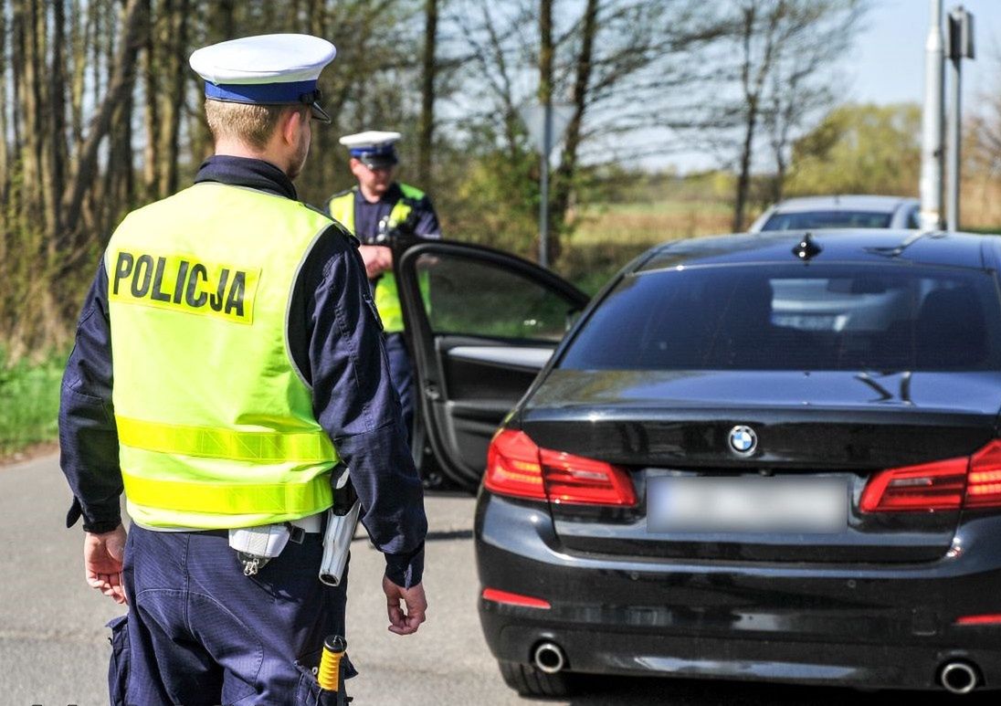 10 zakazów prowadzenia. Kto da więcej? Kierowca BMW uciekał policji