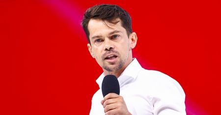 "Żeruje na lękach i traumach". Ostre słowa Michała Kołodziejczaka