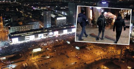 Protest w Warszawie. Ataki na protestujących. Tak rozpoznają się narodowcy