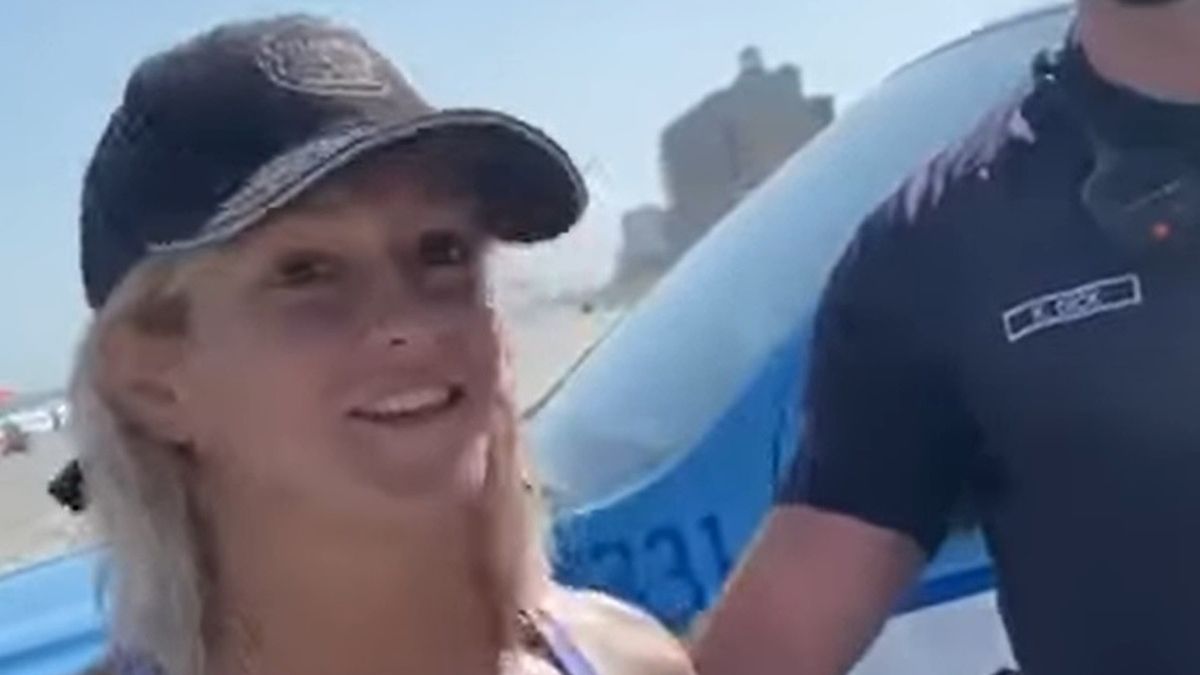 Kobieta na plaży miała nieodpowiedni strój.