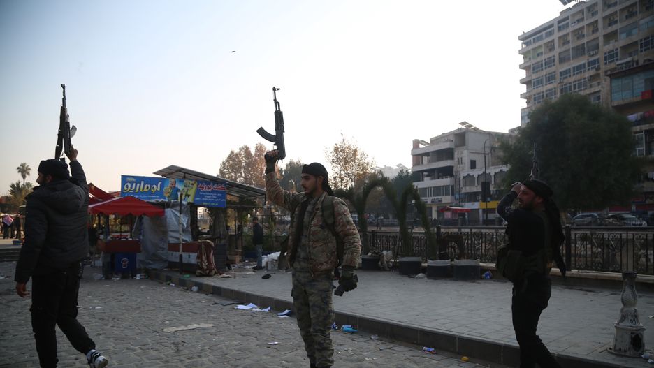 Syrian opposition forces take control of the central city of Hama
epa11760243 Opposition fighters fire their guns in the air in celebration after they entered the city of Hama, Syria, 06 December 2024. Syrian opposition forces, led by the Islamist militant group Hayat Tahrir al-Sham (HTS), launched an offensive on 27 November, triggering counterattacks by the Syrian regime forces as well as Russian and Syrian airstrikes on opposition-controlled areas. According to Hay'at Tahrir Al-Sham leader Abu Mohammad Al-Jolani, there will be 'no revenge' after opposition groups entered the strategically important Syrian city of Hama on 05 December.  EPA/BILAL AL HAMMOUD 
Dostawca: PAP/EPA.
BILAL AL HAMMOUD
civil war, Syrian, conflict, rebels, insurgents