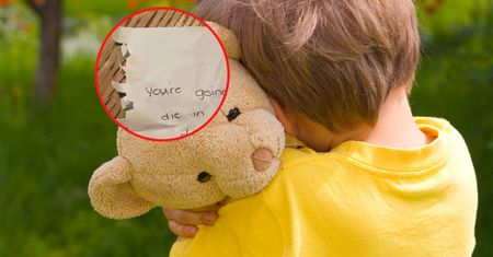 Dziecko znalazło liścik ukryty w zabawce. Treść mrozi krew w żyłach