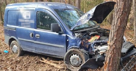 Zjechał z drogi i uderzył w drzewo – 76-latek trafił do szpitala