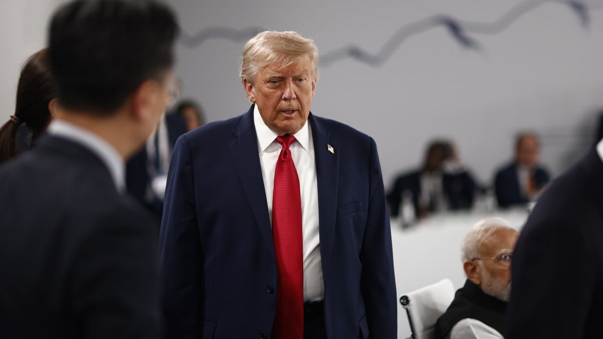 US President Donald J. Trump attends a working session at the Hotel Royal during the G7 summit in Evian-les-Bains, France, 17 June 2026. The 52nd G7 Summit takes place in Evian-les-Bains from 15 to 17 June 2026. EPA/YOAN VALAT Dostawca: PAP/EPA.