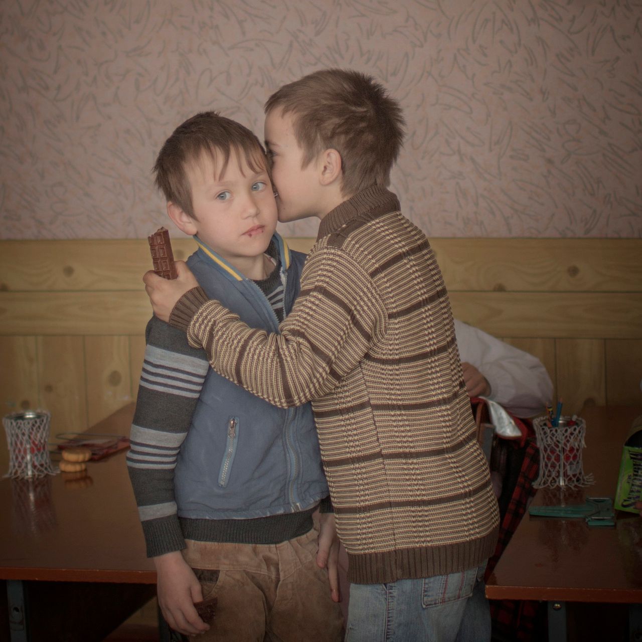 Drugie miejsce w kategorii w kategorii - życie codzienne otrzymało zdjęcie bliźniaków Igora i Artura, którzy rozdają czekoladki wśród swoich kolegów szkolnych z okazji swoich 9 urodzin. Gdy mieli dwa lata ich matka pojechała do pracy do Moskwy, gdzie wkrótce zmarła. Chłopcy nie mają też ojca. Reprezentują tysiące mołdawskich dzieci wychowywanych bez rodziców. Młodzi ludzie uciekają z kraju pozostawiając zanikającą populację ludzi starszych i małych dzieci.