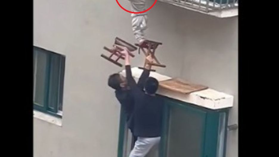 Dziecko zawisło na barierce. Nagranie z brawurowej akcji ratunkowej obiegło sieć