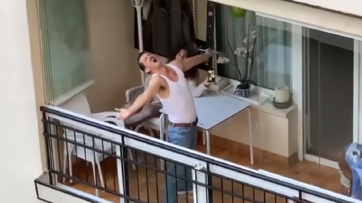 Mężczyzna z miasta Marbella w Hiszpanii wcielił się w wokalistę Queen i dał koncert na balkonie. 