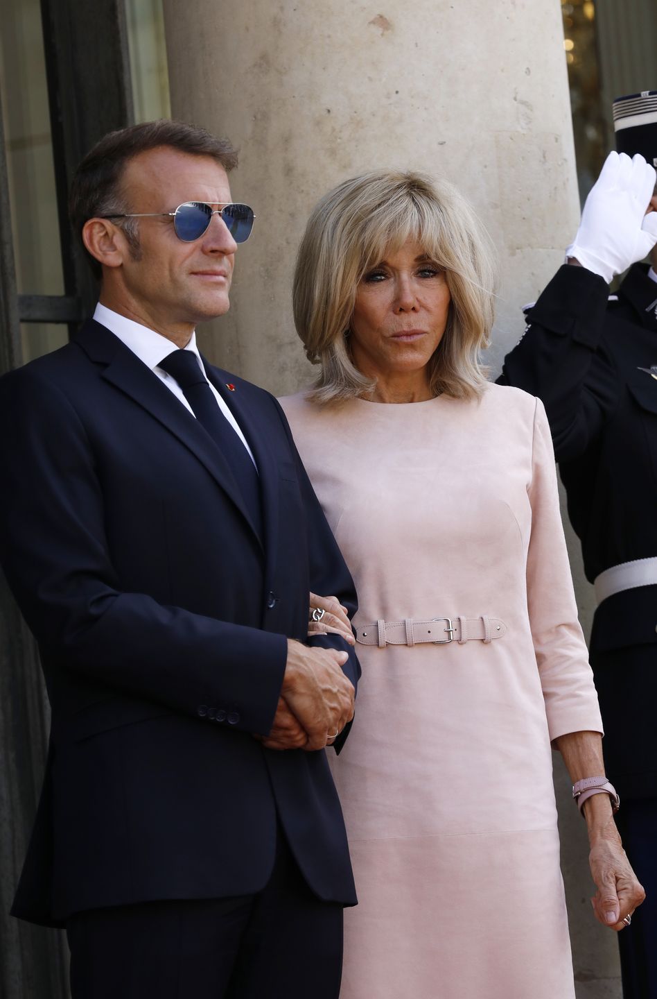 Emmanuel i Brigitte Macronowie witają króla Tajlandii z żoną