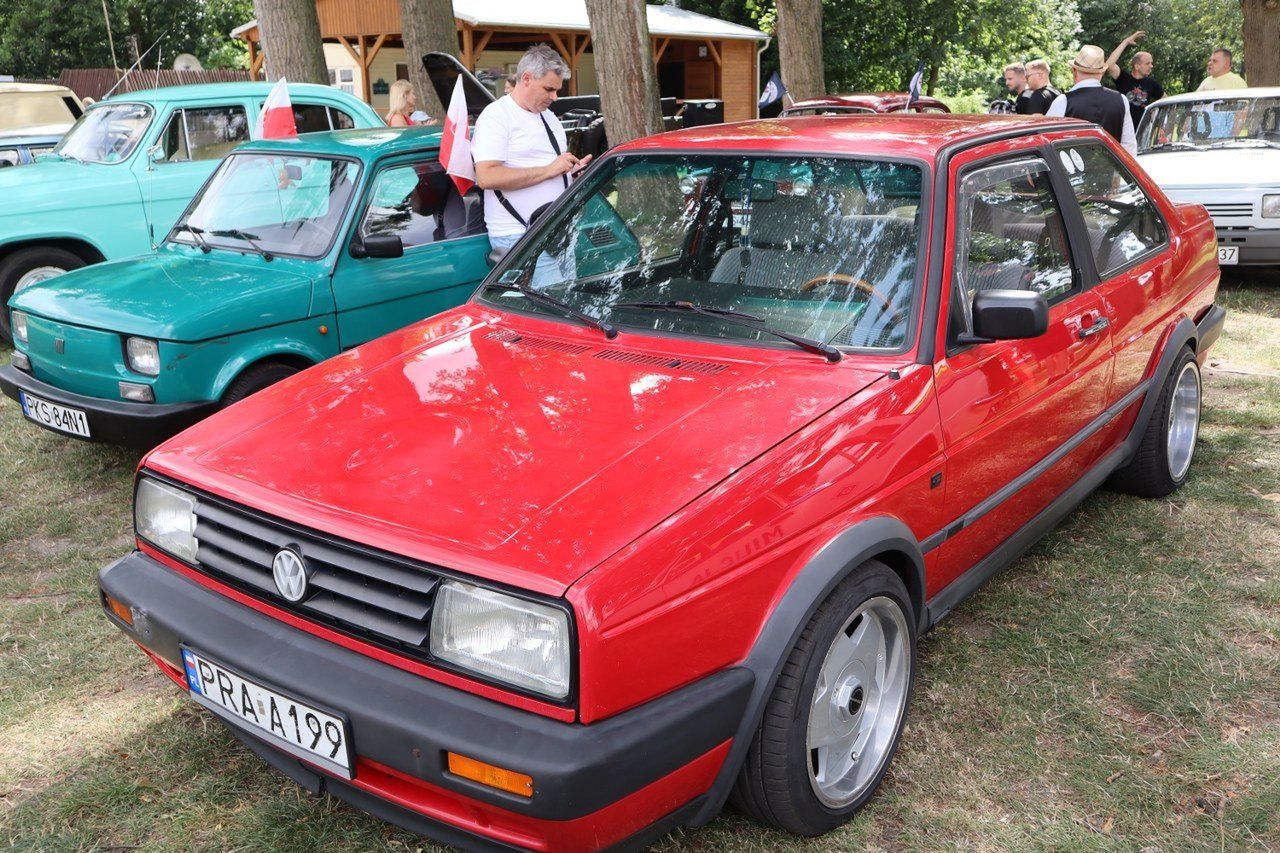 Motoplaża na letnisku w Osiecznej. Można było zobaczyć motoryzacyjne perełki sprzed 1995 roku