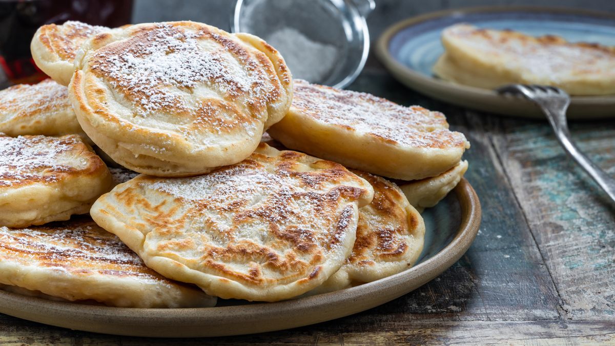 Racuchy z twarożkiem to świetny pomysł na wysokobiałkowy deser