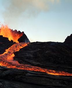 Islandia. Pojawił się nowy krater wulkaniczny. Gęsty dym zakrywa okolice