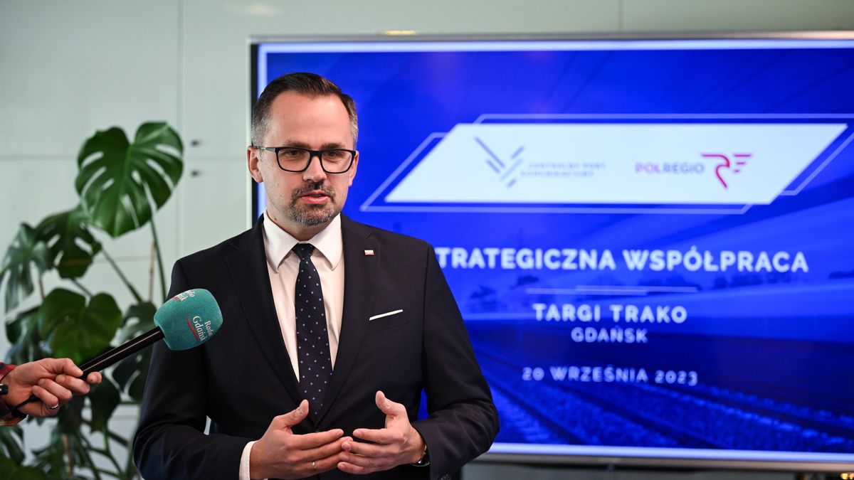 Gdańsk, 20.09.2023. Wiceminister funduszy i polityki regionalnej, pełnomocnik rządu ds. CPK Marcin Horała podczas uroczystości podpisania umowy o współpracę między Spółkami CPK i Polregio, 20 bm. w Gdańsku. (amb) PAP/Adam Warżawa