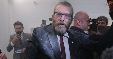 Skandal z Grzegorzem Braunem. Sprzedają takie gadżety
