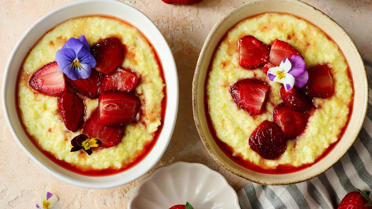 Zrób na śniadanie jaglankę z pieczonymi truskawkami