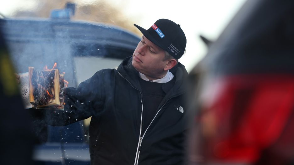 Rasmus Paludan spalił w piątek Koran przed ambasadą Turcji oraz przed meczetem w Kopenhadze