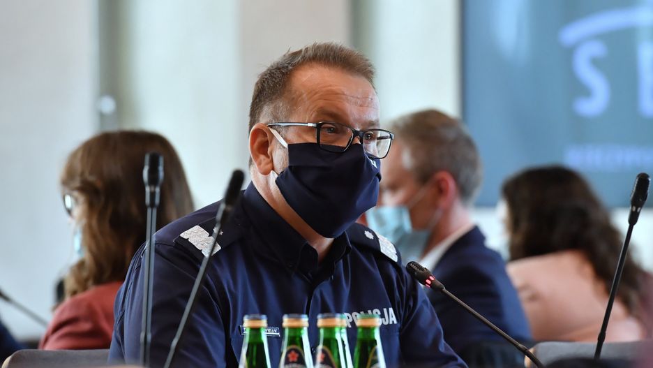 Warszawa, 12.10.2021. I zastępca Komendanta Głównego Policji nadinsp. Dariusz Augustyniak (C) podczas posiedzenia sejmowej Komisji Administracji i Spraw Wewnętrznych, 12 bm. w Sejmie w Warszawie. Komisja kontynuuje posiedzenie, na którym rozpatrywany jest wniosek KO o przedstawienie na posiedzeniu Sejmu "Informacji Ministra Spraw Wewnętrznych i  Administracji na temat działań podjętych przez Komendanta Głównego Policji oraz Komendanta Wojewódzkiego Policji we Wrocławiu w celu wyjaśnienia okoliczności śmierci osób w trakcie interwencji dolnośląskich policjantów oraz działań dyscyplinarnych podjętych wobec funkcjonariuszy przeprowadzających przedmiotowe interwencje". (jm) PAP/Piotr Nowak