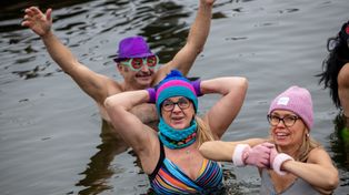 Zalesie: Lodowe Szaleństwo: Morsy wskoczyły do jeziora mimo zasypanej plaży! Zobaczcie zdjęcia