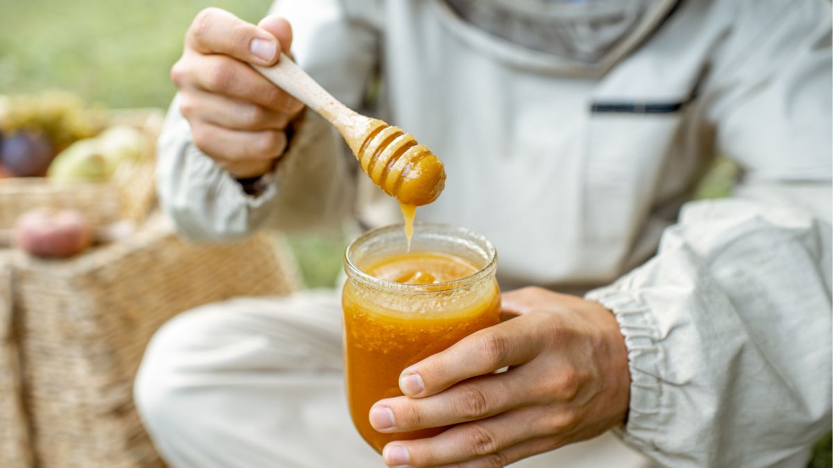 Prawdziwy czy fałszywy? Jak rozpoznać podrobiony miód w sklepie?