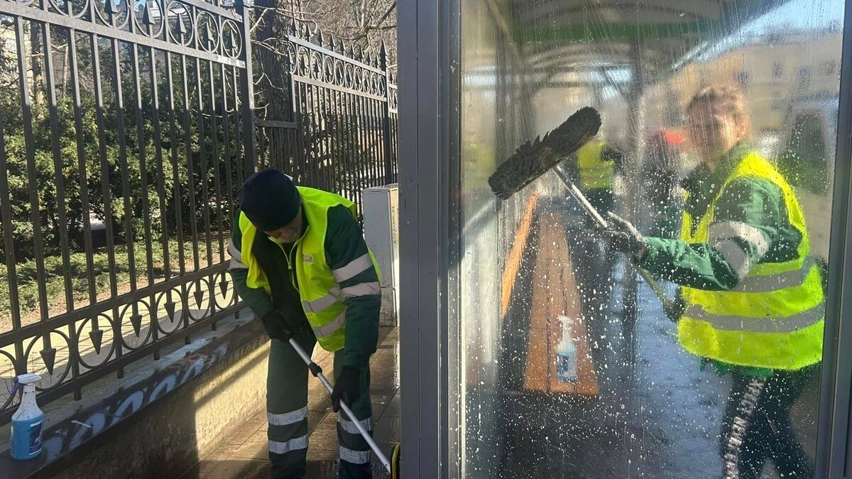 Pracownicy MPK Lublin myją przystanek autobusowy
