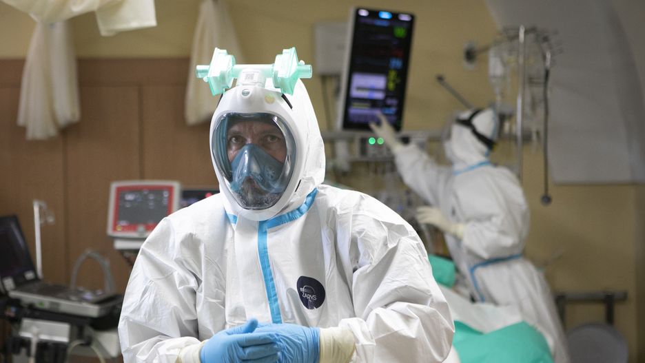 Koronawirus. Kliniak intensywnej terapii w Lublinie. Lekarz "zabezpiecza się" przed zakażeniem maską do nurkowania