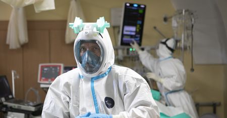 Koronawirus. 224. dzień epidemii. Lekarz nadal "zabezpieczony" maską do nurkowania