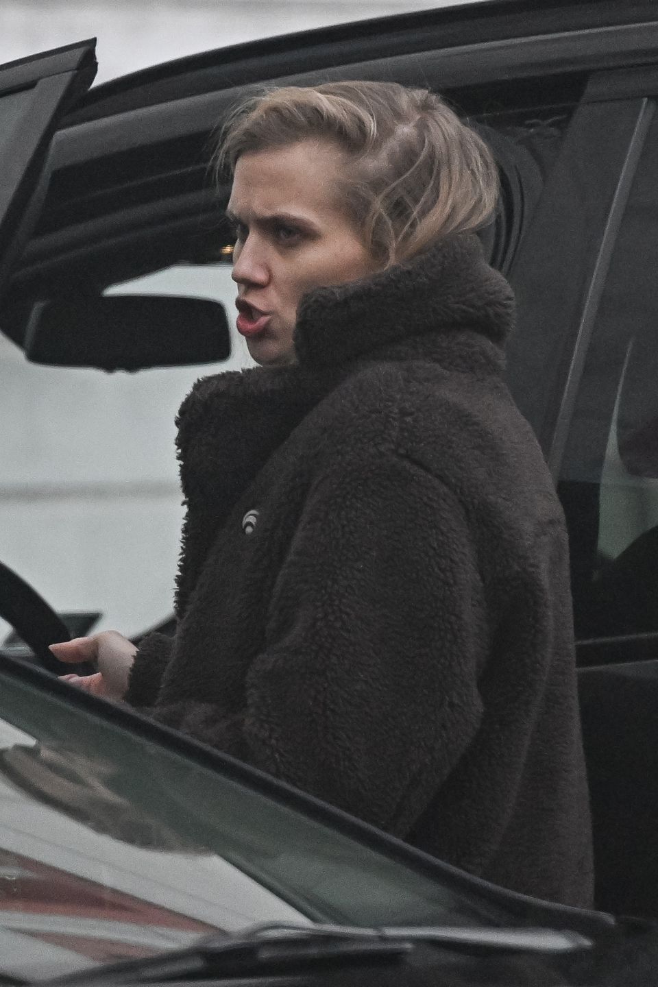 Agnieszka Kaczorowska stroi miny w kierunku Filipa Gurłacza