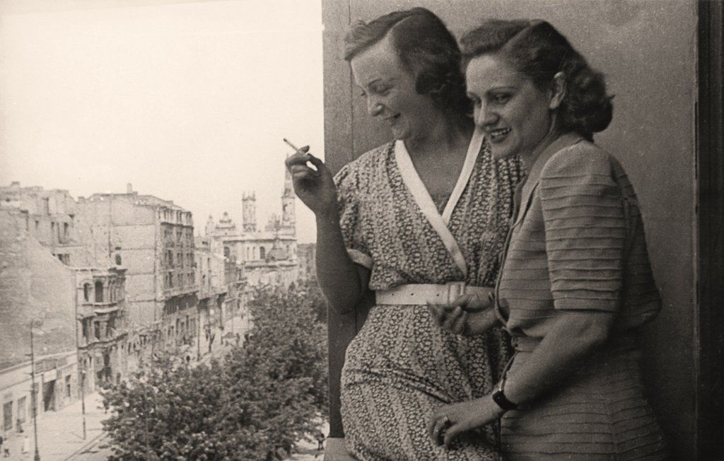 Widok z balkonu, w głębi wieże kościoła Zbawiciela na placu Zbawiciela. Duża część zdjęć z albumu "Warszawa lata 40." nie była nigdy publikowana. Wydawnictwo powstało we współpracy z Narodowym Archiwum Cyfrowym.