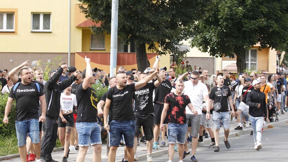Lubin, 08.08.2021. Protest przed Komendą Powiatową Policji na ul. Traugutta w Lubinie, 8 bm. W piątek 6 bm. policjanci interweniowali w sprawie mężczyzny, który miał być pod wpływem narkotyków i rzucać w okna mieszkańców kamieniami. Policjanci po przybyciu go obezwładnili. Protestujący uważają że mężczyzna zmarł podczas interwencji. (aldg) PAP/Aleksander Koźmiński
