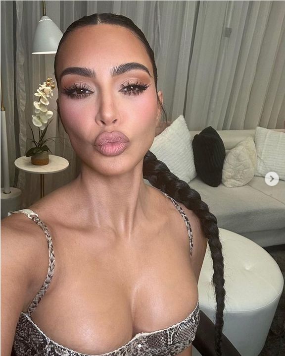 Kolekcja samochodów Kim Kardashian. Celebrytka ma na podjeździe modele warte krocie