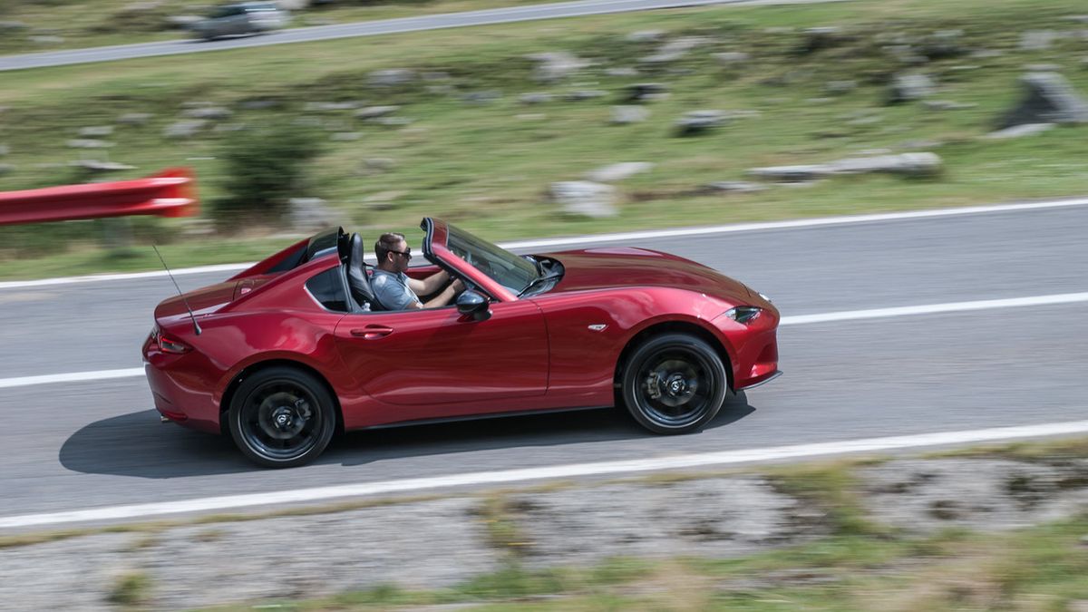 Mazda MX-5 zbyt przestronna nie jest, ale to najchętniej wybierany roadster na świecie i sprawdziła się już w służbie duchowej!