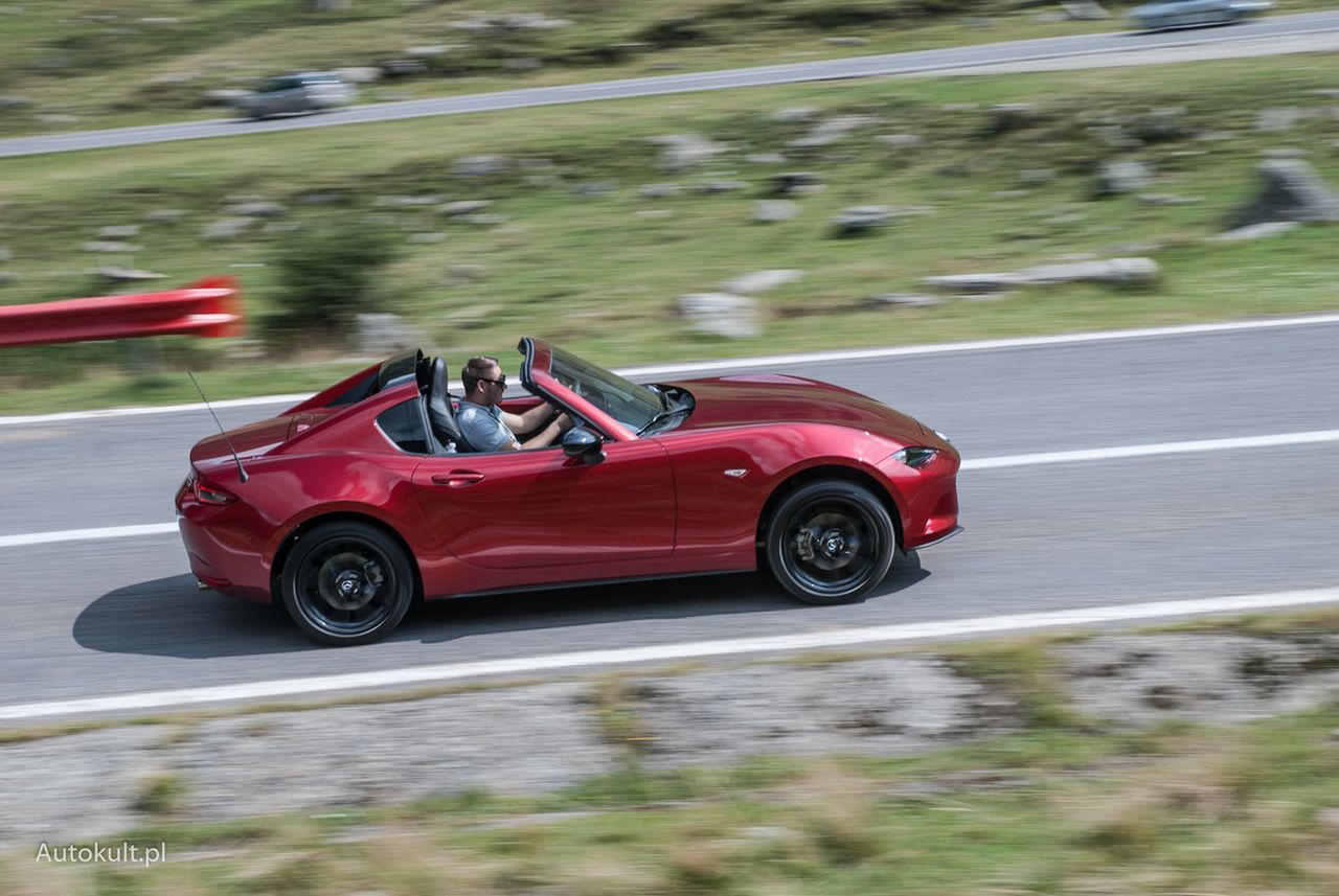 Mazda MX-5 zbyt przestronna nie jest, ale to najchętniej wybierany roadster na świecie i sprawdziła się już w służbie duchowej!