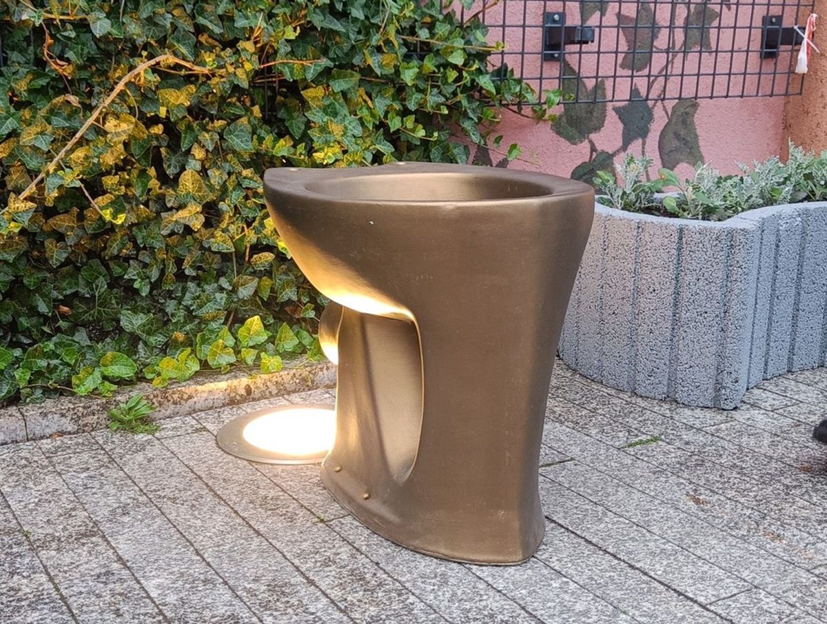 "Zlitujcie się". Postawili pomnik sedesu w Radomiu