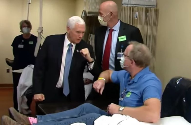 Mike Pence bez maseczki ochronnej w szpitalu w Minnesocie.