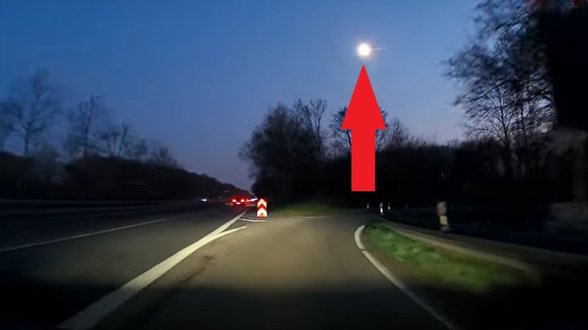 Uwieczniono moment spadania meteorytu.