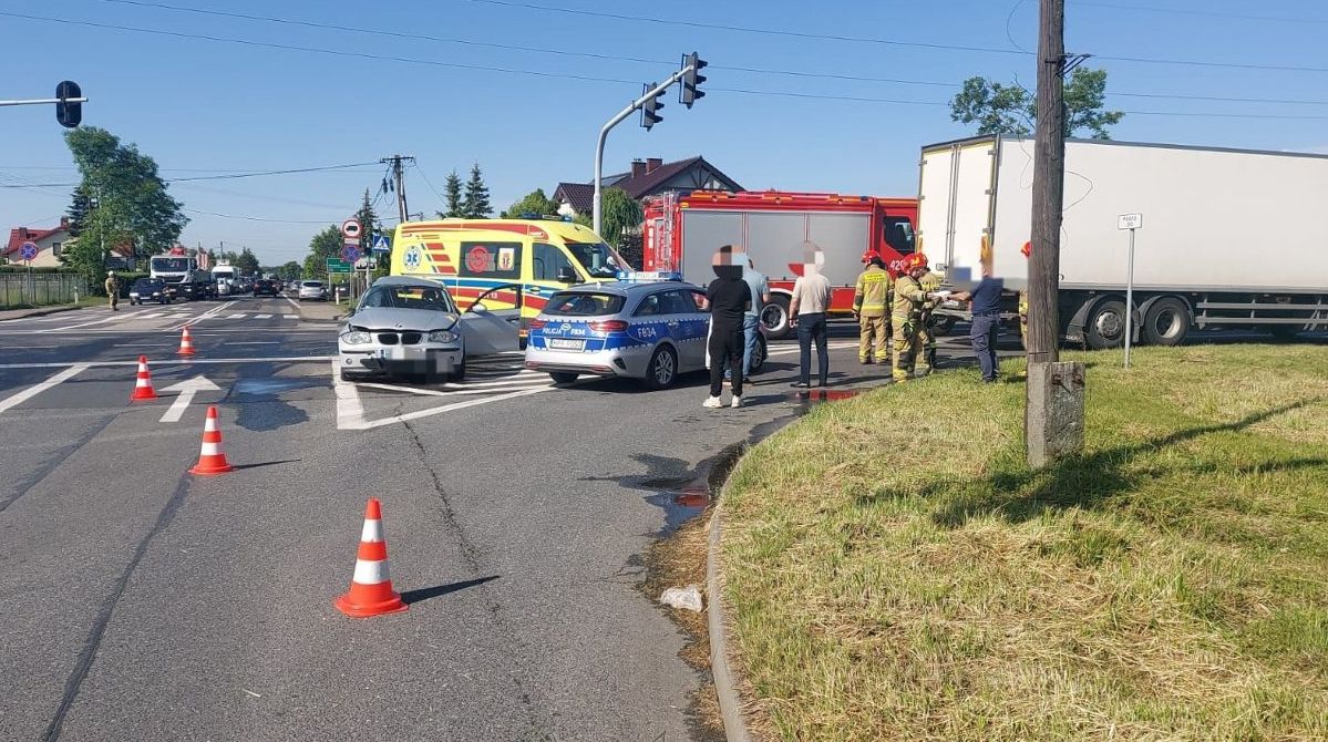 Zderzenie osobówki i ciężarówki w Kutnie. Są utrudnienia w ruchu
