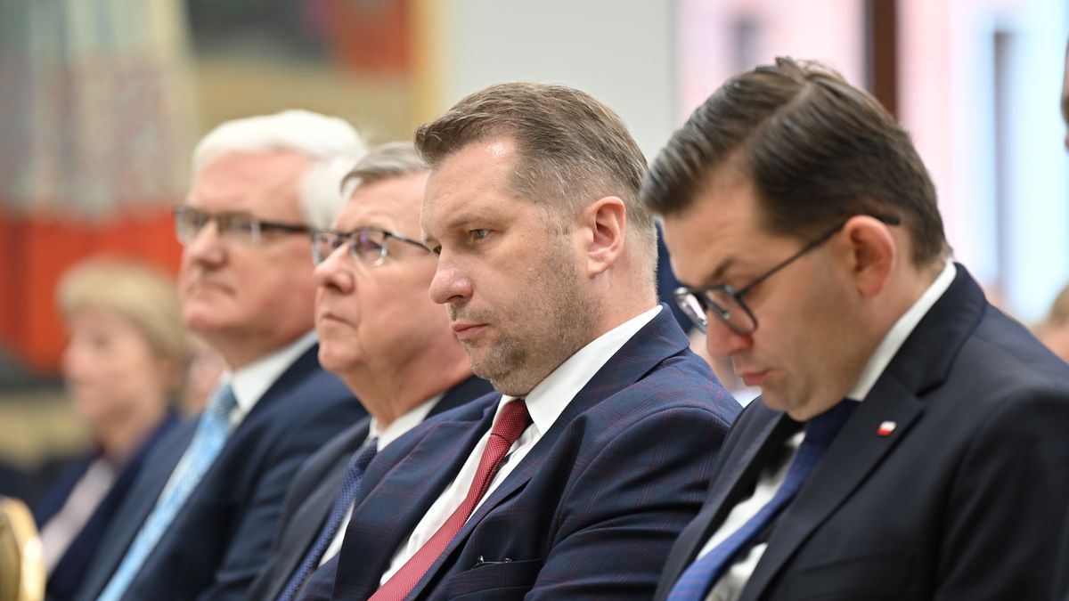 Kraków, 16.10.2023. Minister edukacji i nauki Przemysław Czarnek (2P) i wojewoda małopolski Łukasz Kmita (P) podczas uroczystej inauguracji roku akademickiego 2023/2024 Uniwersytetu Papieskiego Jana Pawła II w siedzibie uczelni w Krakowie, 16 bm. (sko) PAP/Art Service