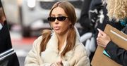 Ubrana (!) Bianca Censori dźwiga po lotnisku w Melbourne GIGANTYCZNĄ torbę Hermes za ponad 180 TYSIĘCY ZŁOTYCH (FOTO)