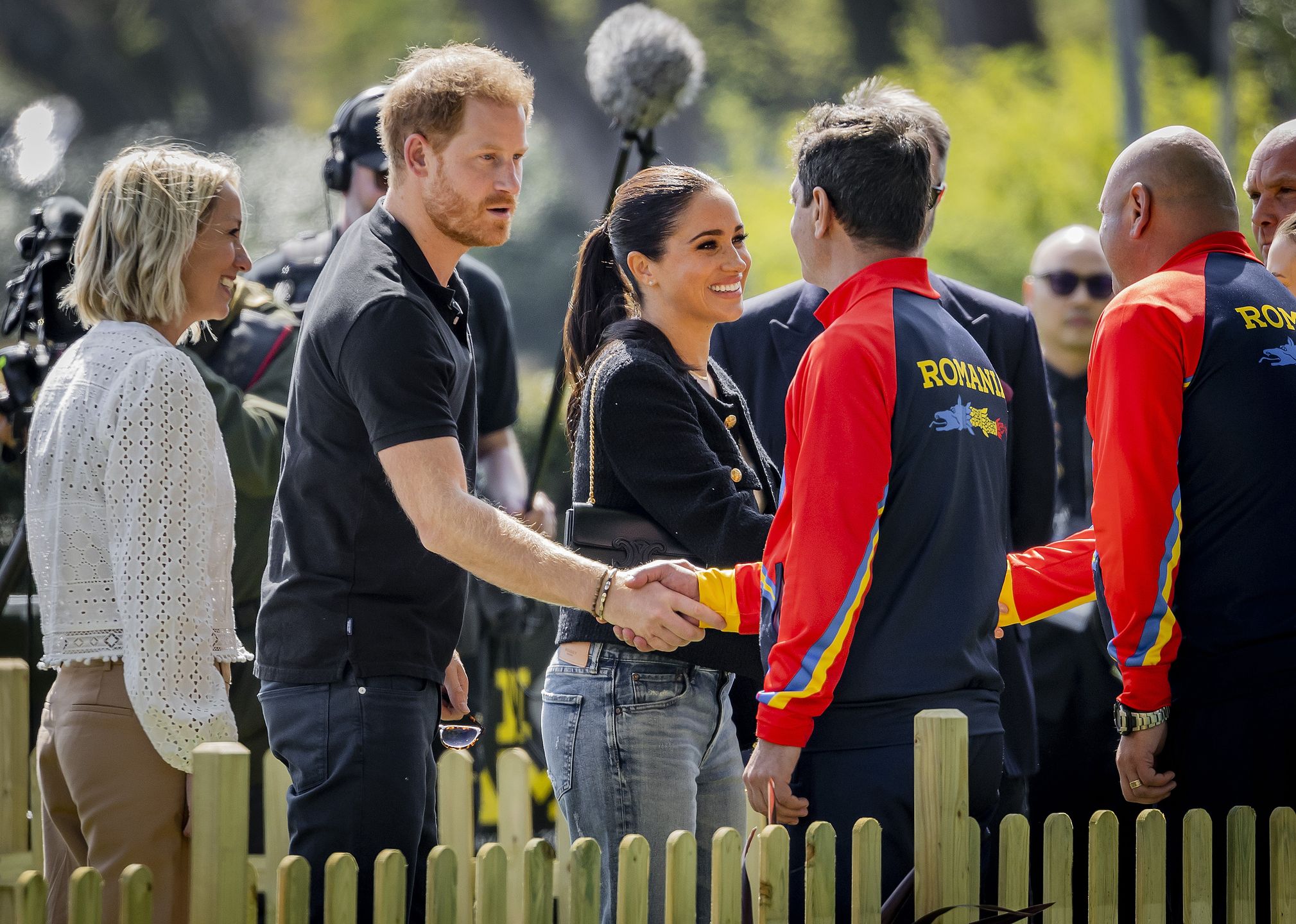 Meghan Markle szczerzy zęby przed kamerami Netfliksa na zawodach sportowych