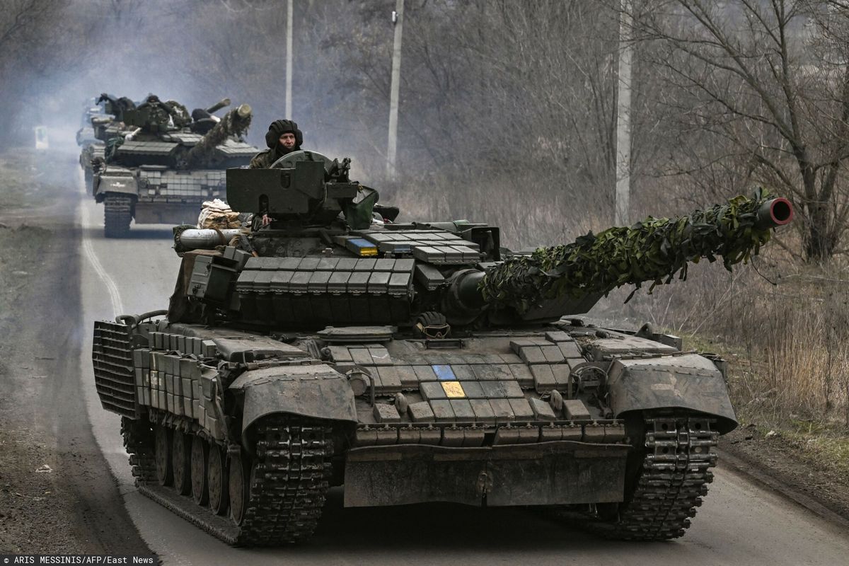 Ukraińskie czołgi T64 poruszają się w kierunku Bachmutu, w obwodzie donieckim, 20 marca 2023 r. 