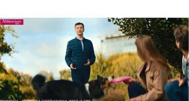 Radek Kotarski bawi się z psem w nowej reklamie Banku Millennium