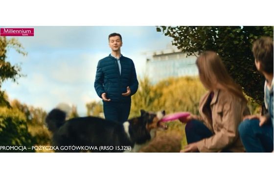 Radek Kotarski bawi się z psem w nowej reklamie Banku Millennium